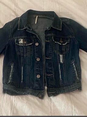 Free People Dark Blue Distressed Denim Jacket SZ 6 in EUC no signs of flaws